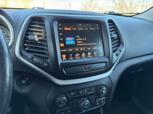 Used 2018 Jeep Cherokee Latitude Plus w/ Comfort/Convenience Group image 13