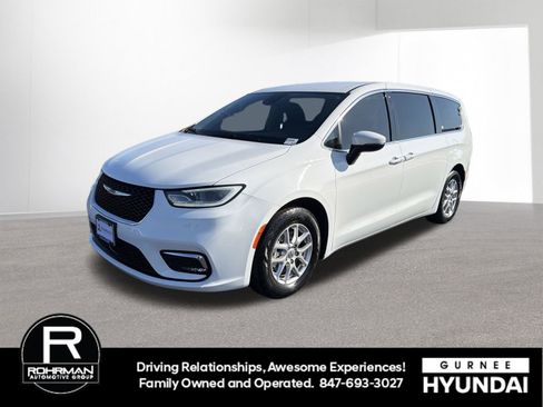 Used 2023 Chrysler Pacifica Touring-L FWD image 1