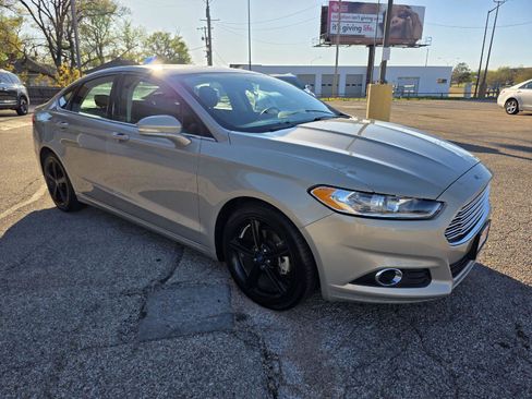 Used 2016 Ford Fusion SE w/ Equipment Group 201A FWD image 3