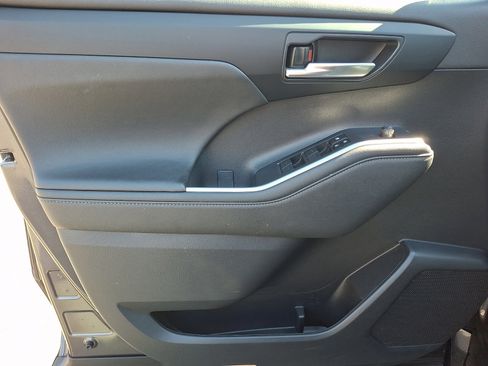 Used 2023 Toyota Highlander XLE image 14