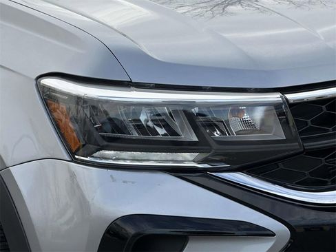 Used 2022 Volkswagen Taos SE image 7