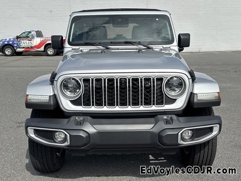 Certified 2024 Jeep Wrangler Sahara w/ Technology Group image 9