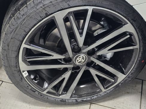 New 2026 Toyota Camry Hybrid FWD image 12