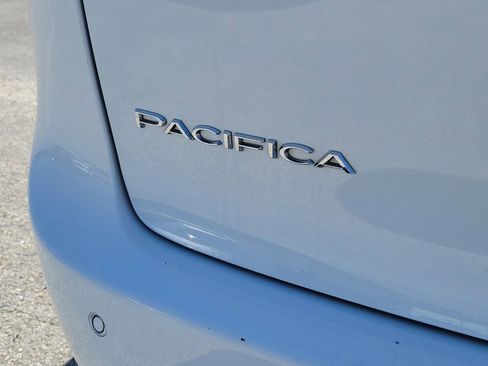 Used 2024 Chrysler Pacifica Touring-L image 5
