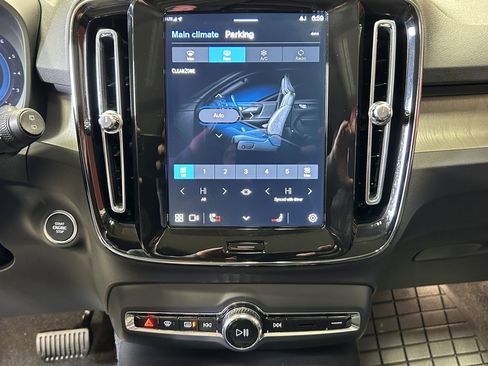Used 2025 Volvo XC40 B5 Ultra w/ Climate Package image 33