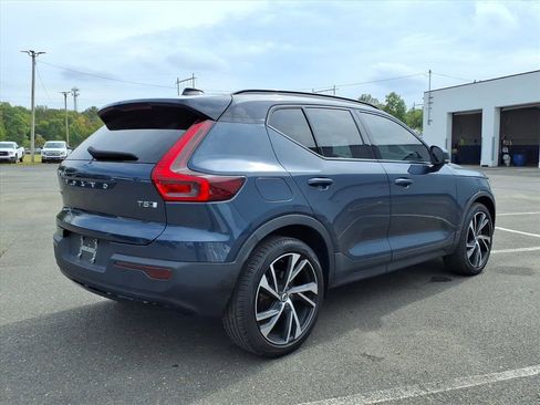 Used 2022 Volvo XC40 T5 R-Design w/ Climate Package image 7