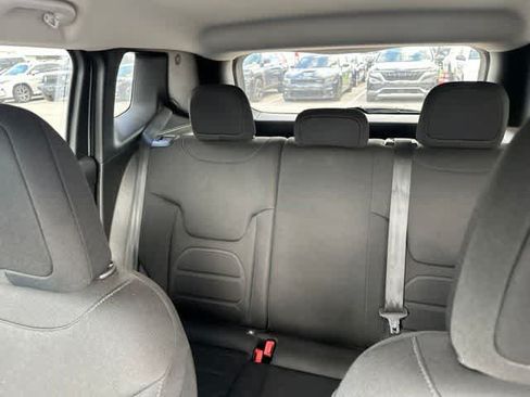 Used 2018 Jeep Renegade Latitude AWD/4WD image 5