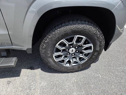 Used 2025 Chevrolet Colorado Z71 AWD/4WD image 16