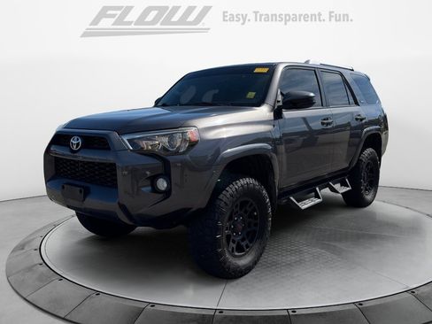 Used 2018 Toyota 4Runner SR5 AWD/4WD image 3