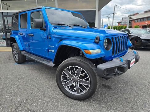 Used 2023 Jeep Wrangler Unlimited Sahara w/ Cold Weather Group AWD/4WD image 2