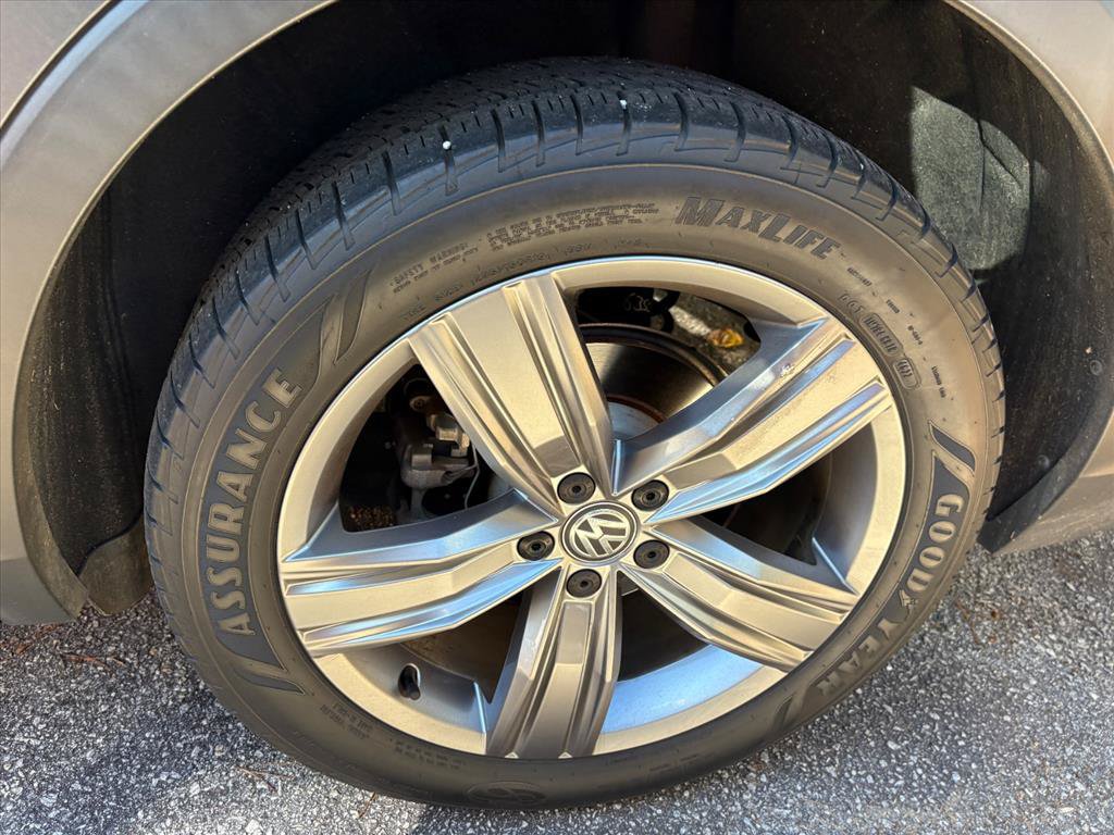 Used 2020 Volkswagen Tiguan SEL AWD/4WD image 10