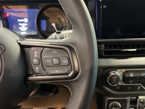 Used 2025 Jeep Wrangler Willys image 31