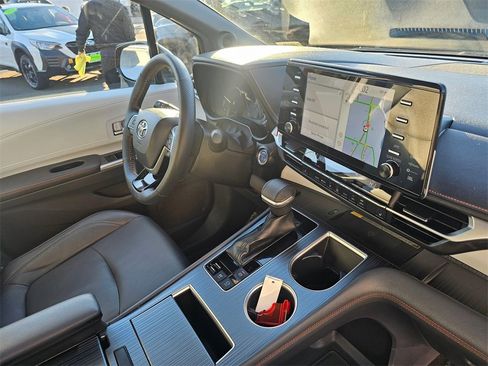 Used 2022 Toyota Sienna XSE image 11