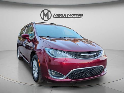 Used 2020 Chrysler Pacifica Touring-L image 11