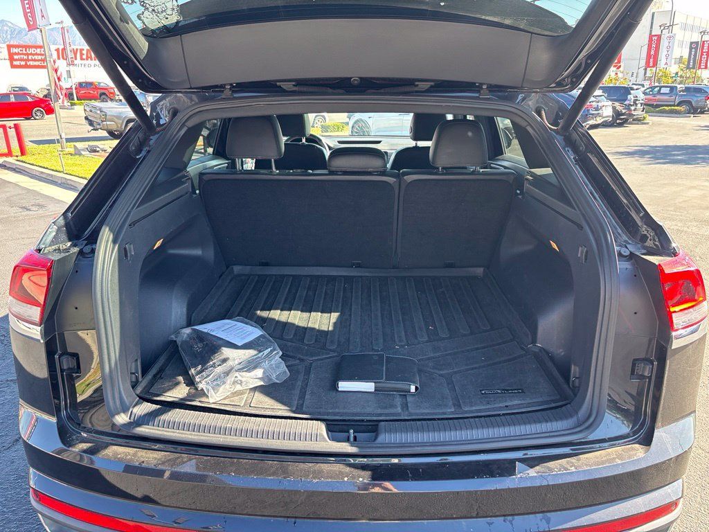 Used 2022 Volkswagen Atlas Cross Sport SE FWD image 12