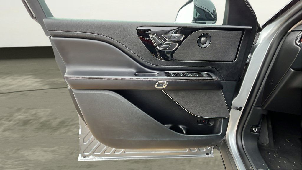 Used 2023 Lincoln Aviator Reserve AWD/4WD image 16