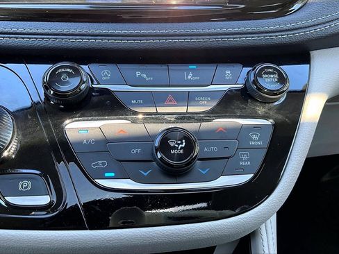 Certified 2023 Chrysler Pacifica Limited FWD image 19