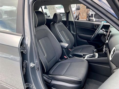 Used 2024 Hyundai Venue Limited image 10