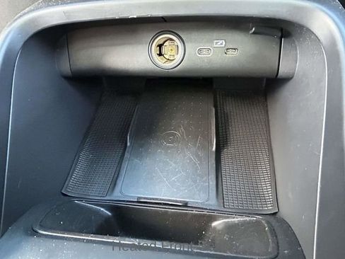 Used 2024 Volvo XC40 B5 Core image 21