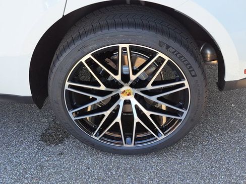 Certified 2025 Porsche Macan AWD/4WD image 13