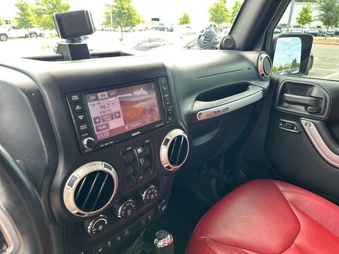 Used 2013 Jeep Wrangler Unlimited Rubicon AWD/4WD image 22