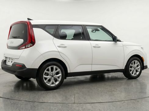 Used 2025 Kia Soul LX w/ LX Technology Package FWD image 9