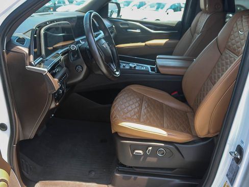 Used 2024 Cadillac Escalade ESV Sport w/ LPO, ONYX Package AWD/4WD image 18