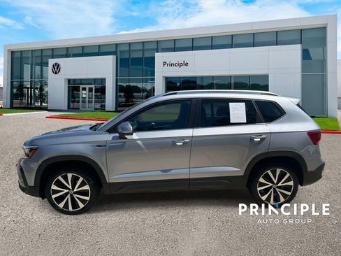 Used 2023 Volkswagen Taos SE FWD image 6