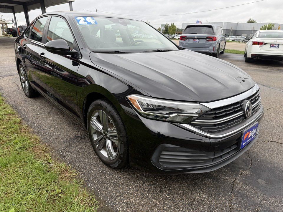 Used 2024 Volkswagen Jetta SE FWD image 7