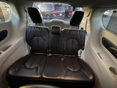Used 2017 Chrysler Pacifica Touring-L Plus FWD image 42