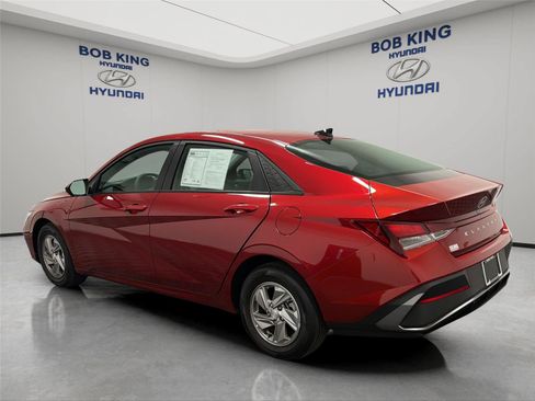 Certified 2026 Hyundai Elantra SE FWD image 3