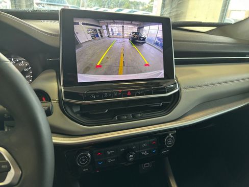 Used 2025 Jeep Compass Limited image 25