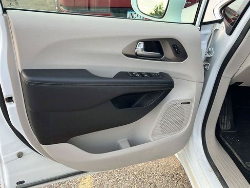 Used 2018 Chrysler Pacifica Limited w/ Tire & Wheel Group FWD image 6
