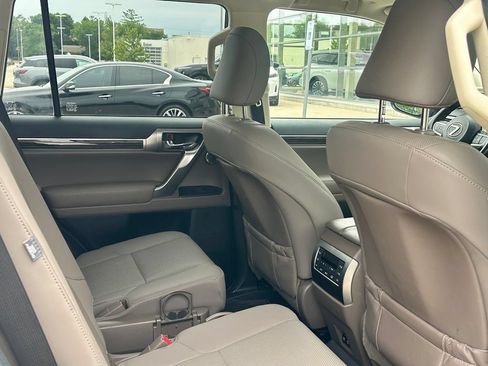 Used 2023 Lexus GX 460 Premium w/ Accessory Package AWD/4WD image 12