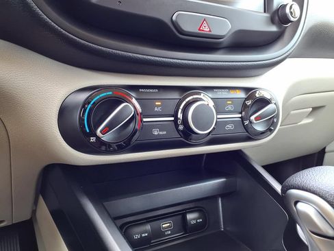 Certified 2025 Kia Soul LX w/ LX Technology Package FWD image 20