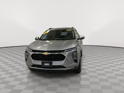 Certified 2025 Chevrolet Trax LT w/ LT Convenience Package FWD image 4