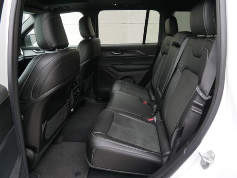 New 2025 Jeep Grand Cherokee Limited w/ Black Appearance Package image 19