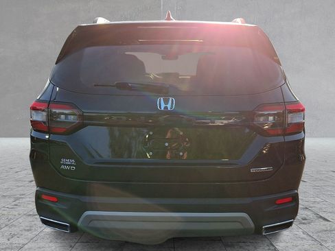 Used 2024 Honda Pilot Touring image 6
