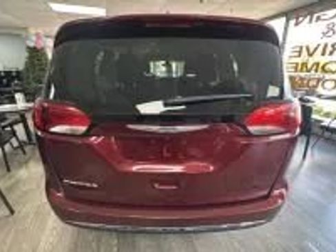 Used 2020 Chrysler Pacifica Touring-L FWD image 5
