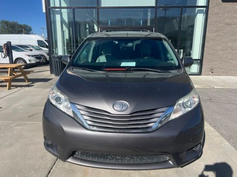 Used 2017 Toyota Sienna XLE AWD/4WD image 3
