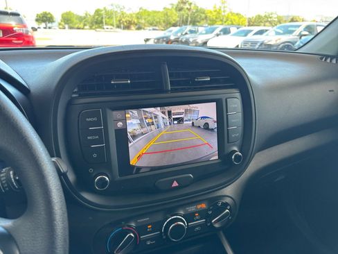 Used 2025 Kia Soul LX w/ LX Technology Package FWD image 23