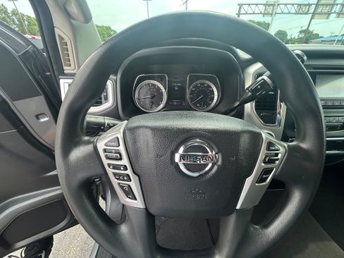 Used 2017 Nissan Titan SV AWD/4WD image 7