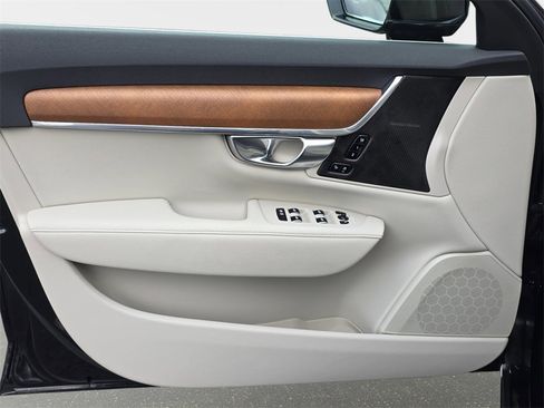 Used 2022 Volvo S90 B6 Momentum w/ Advanced Package image 31