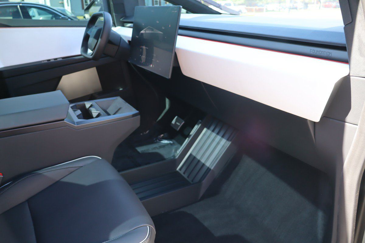 Used 2024 Tesla Cybertruck AWD Crew Cab image 30