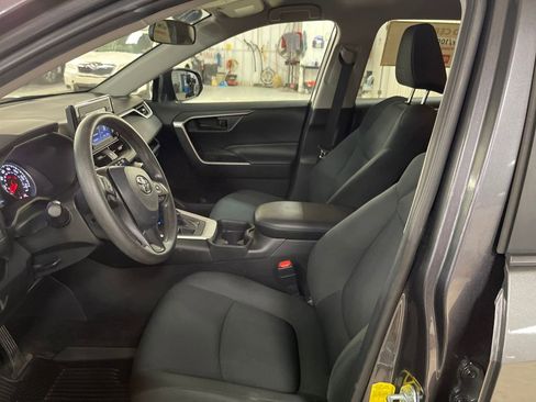 Used 2021 Toyota RAV4 LE image 9