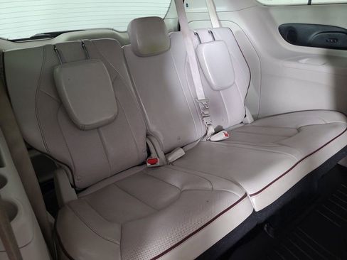Used 2019 Chrysler Pacifica Limited image 24