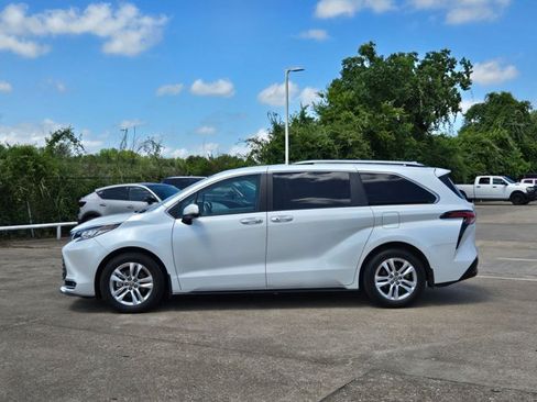 Used 2023 Toyota Sienna Limited AWD/4WD image 8