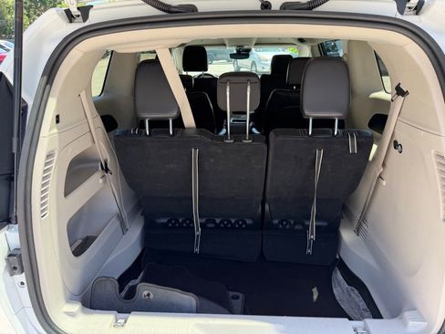 Used 2023 Chrysler Pacifica Touring-L image 38