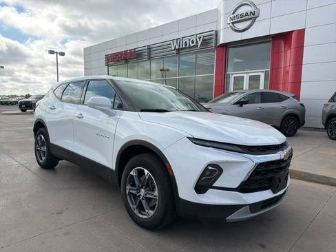 Used 2025 Chevrolet Blazer LT FWD image 1