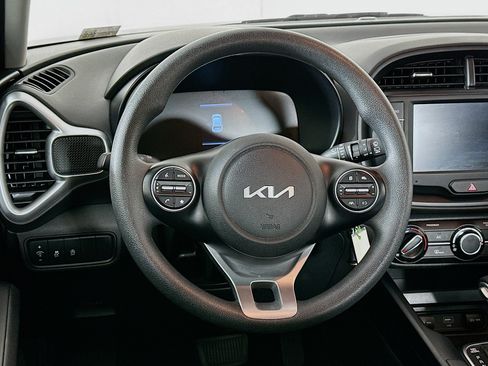 Used 2025 Kia Soul LX w/ LX Technology Package FWD image 18